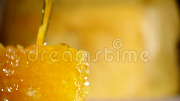 蜜汁滴在蜂窝上黄色背景视频的预览图