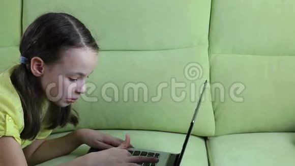 漂亮的小女孩在笔记本电脑上聊天和打字视频的预览图