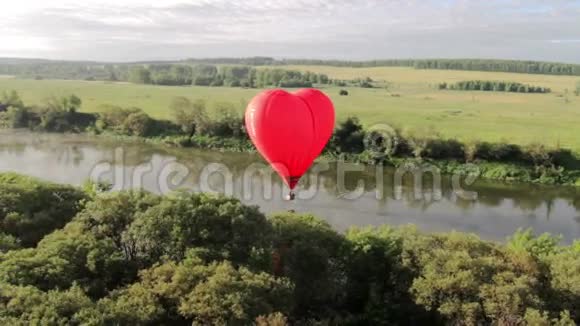 江面热气球的鸟瞰图视频的预览图