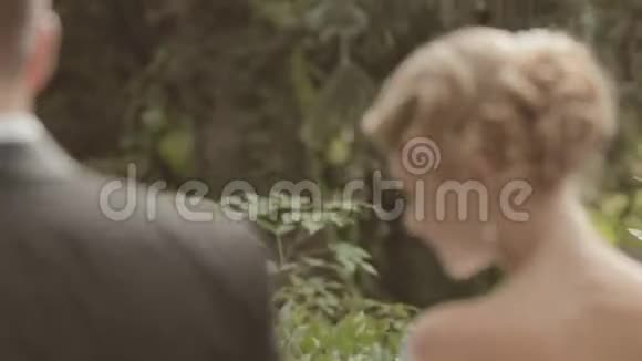 新婚夫妇在公园里散步接吻视频的预览图
