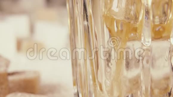 加冰的杯子里的碳酸饮料视频的预览图