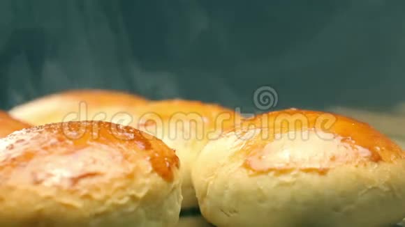 汉堡的热面包热面包新鲜的糕点视频的预览图