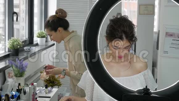 年轻漂亮的女人在画室里做彩妆就在戒指闪闪的地方视频的预览图