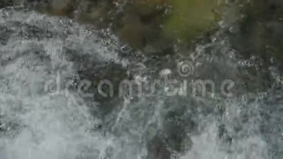 在石头上缓慢流动的清水视频的预览图