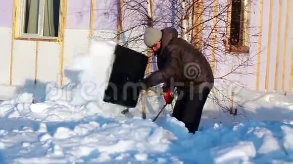 父亲扔雪清除一条小径视频的预览图