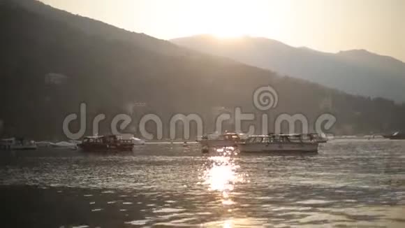 意大利科莫湖日出船只和岛屿视频的预览图