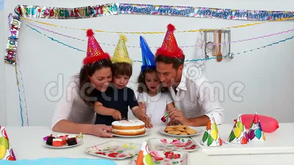 男孩切他的生日蛋糕视频的预览图