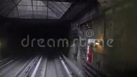 乘地下火车旅行的时间视频的预览图