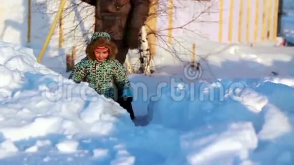 微笑的孩子正在雪中的新小径上视频的预览图