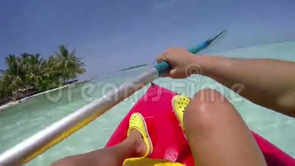 在马尔代夫海岸外的清澈水域中漂流视频的预览图