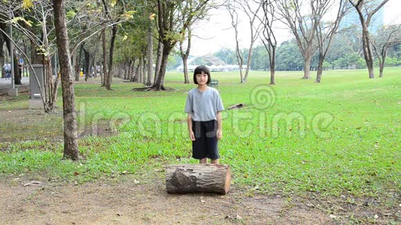 女孩试图站在木材上平衡视频的预览图