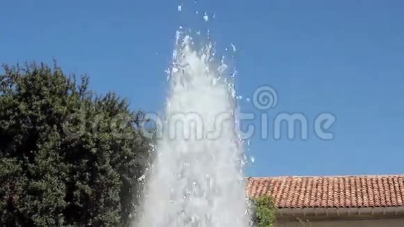 蓝天上的喷泉水视频的预览图