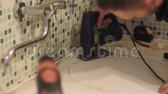 一个工人用一个微动锯厨房装配视频的预览图