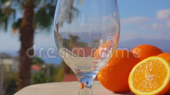 特写橙汁倒入酒杯视频的预览图