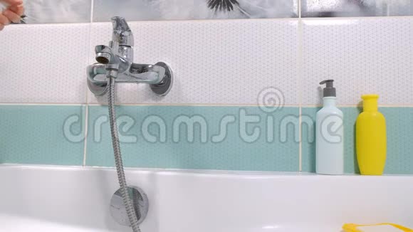一个女人在家洗澡女洗浴缸和水龙头视频的预览图