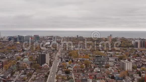 多伦多郊区的高空拍摄在秋天的顶峰视频的预览图