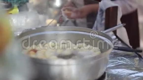 烹制的Lokma街上传统的土耳其糕点视频的预览图