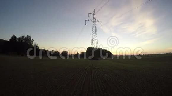 上午日出农田用电塔延时4k视频的预览图