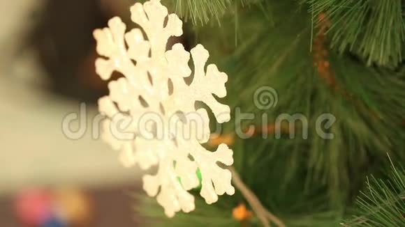 圣诞装饰品雪花视频的预览图