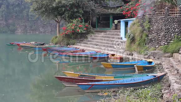 普瓦湖上五颜六色的旅游船视频的预览图