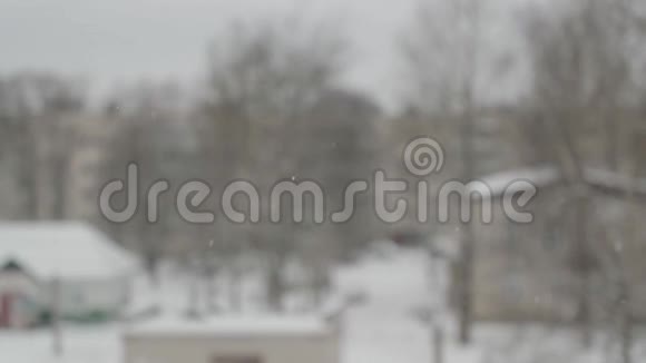 雪慢慢地落在模糊的背景上视频的预览图