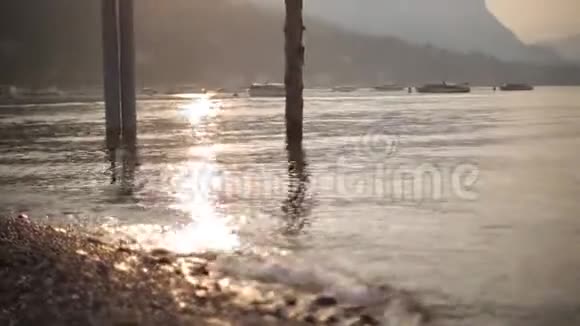 意大利科莫湖的历史建筑海浪和游艇日出船只和岛屿视频的预览图