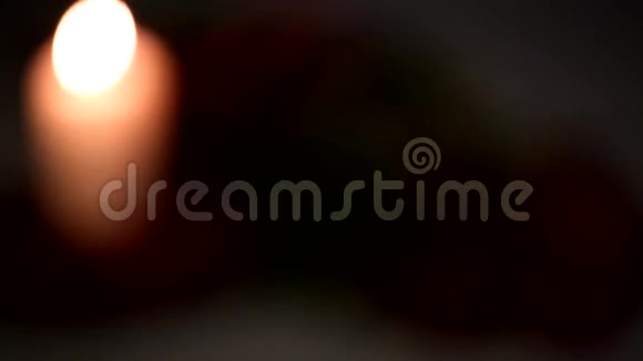 情人节红玫瑰和蜡烛视频的预览图