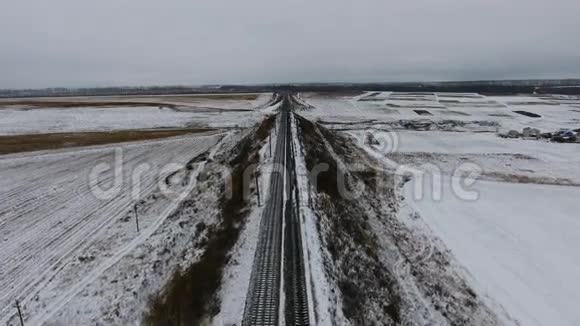 空中镜头冬天空铁路从上面看视频的预览图