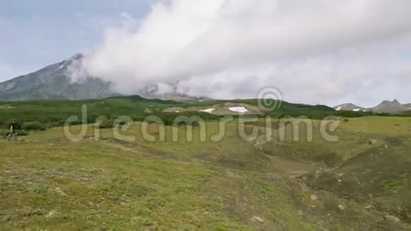 阿瓦钦斯卡亚火山脚下的全景视频的预览图