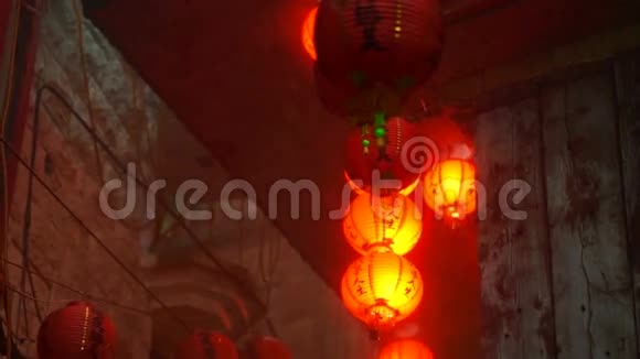 中国红灯笼在薄雾中闪闪发光的视频神秘和精神抽象视频的预览图