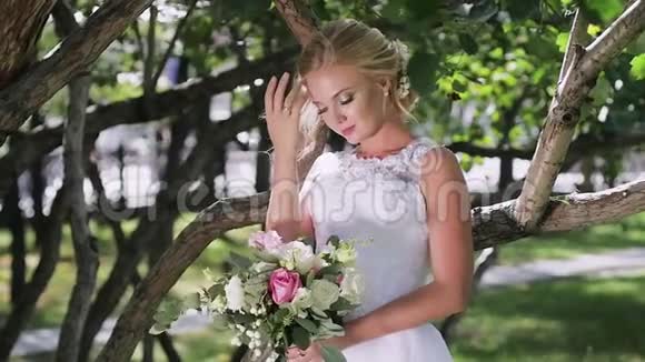 婚礼当天新娘特写的肖像在公园里散步视频的预览图
