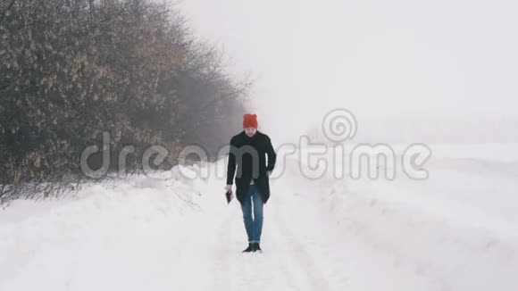 穿过雪地的那个家伙慢动作视频的预览图
