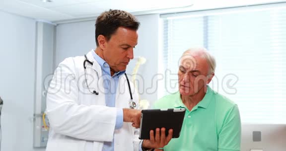 医生及资深病人讨论数码平板电脑视频的预览图