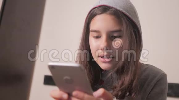 网上购物网上零售服务为主兜帽里的小女孩在社交媒体上写了一条聊天信息视频的预览图