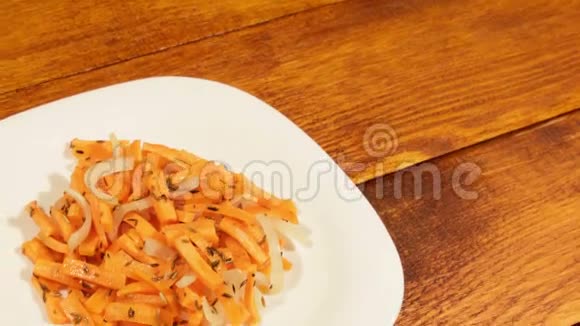 盘子里有胡萝卜和洋葱的新鲜蔬菜沙拉视频的预览图