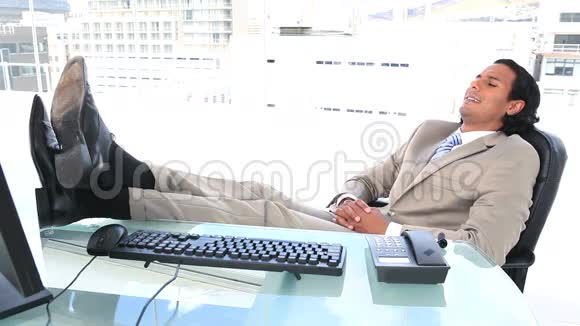 拉丁商人在他的办公室休息视频的预览图
