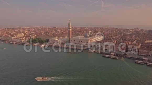 空中无人机飞越大运河壮观的威尼斯景色视频的预览图