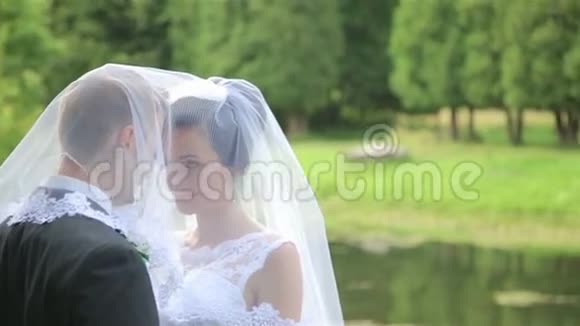 婚礼绿园里美丽的年轻夫妇视频的预览图
