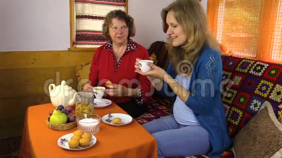 年长妇女和女孩周末下午茶几谈视频的预览图