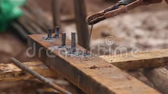 工人用电焊切割孔洞金属视频的预览图
