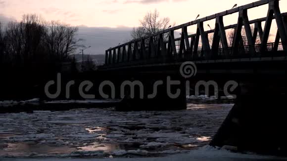 西伯利亚的剪影桥视频的预览图