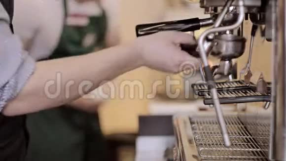 咖啡师用磨碎的咖啡做浓咖啡出局视频的预览图