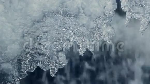春天的冰和水冰融化有水滴的弹簧冰柱特写视频的预览图