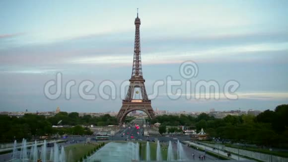 法国巴黎日落时埃菲尔铁塔和喷泉时间流逝视频的预览图