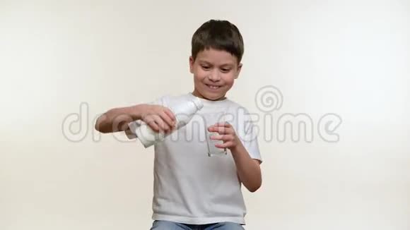 喝牛奶的男孩白色背景视频的预览图