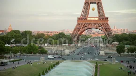 法国巴黎日落时埃菲尔铁塔的一部分视频的预览图