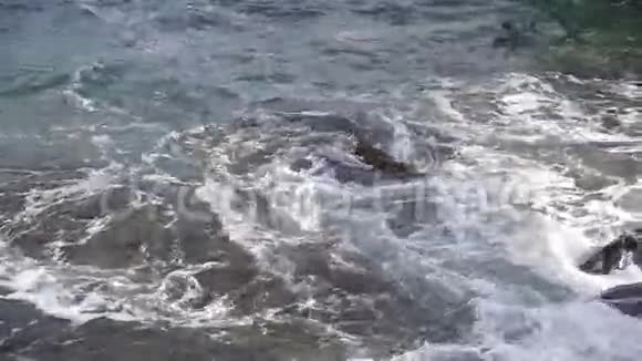 极端波浪压碎海岸慢速运动视频的预览图