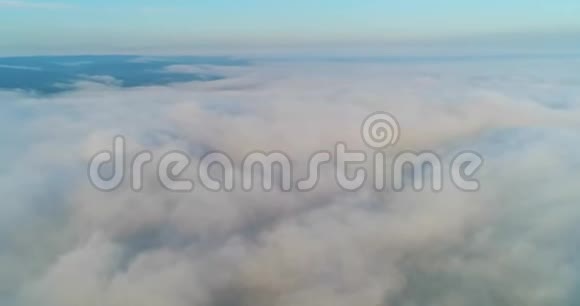空中观景在雾中飞在雾中飞空中摄影机拍摄从云层上方飞向太阳天气晴朗视频的预览图
