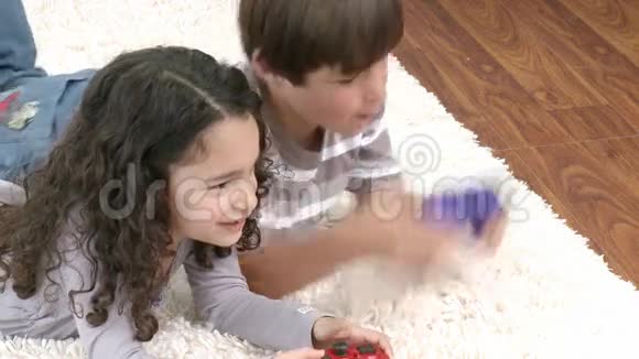 孩子们在客厅里玩电子游戏视频的预览图