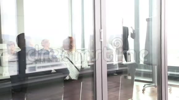 商人用玻璃墙后面的挂图做演讲视频的预览图